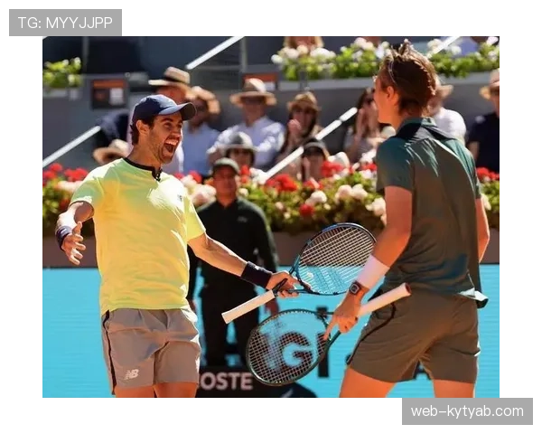 乔丹·汤普森训练完直接啃鸡腿？这自律人设有点扛不住啊