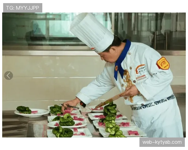 刷到鲍春来家宴照，整桌排场像请了私人厨师，我默默把工资单藏起来