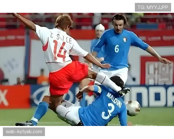 多名球员冲突情况下裁判如何判罚才合理？规则详解揭秘